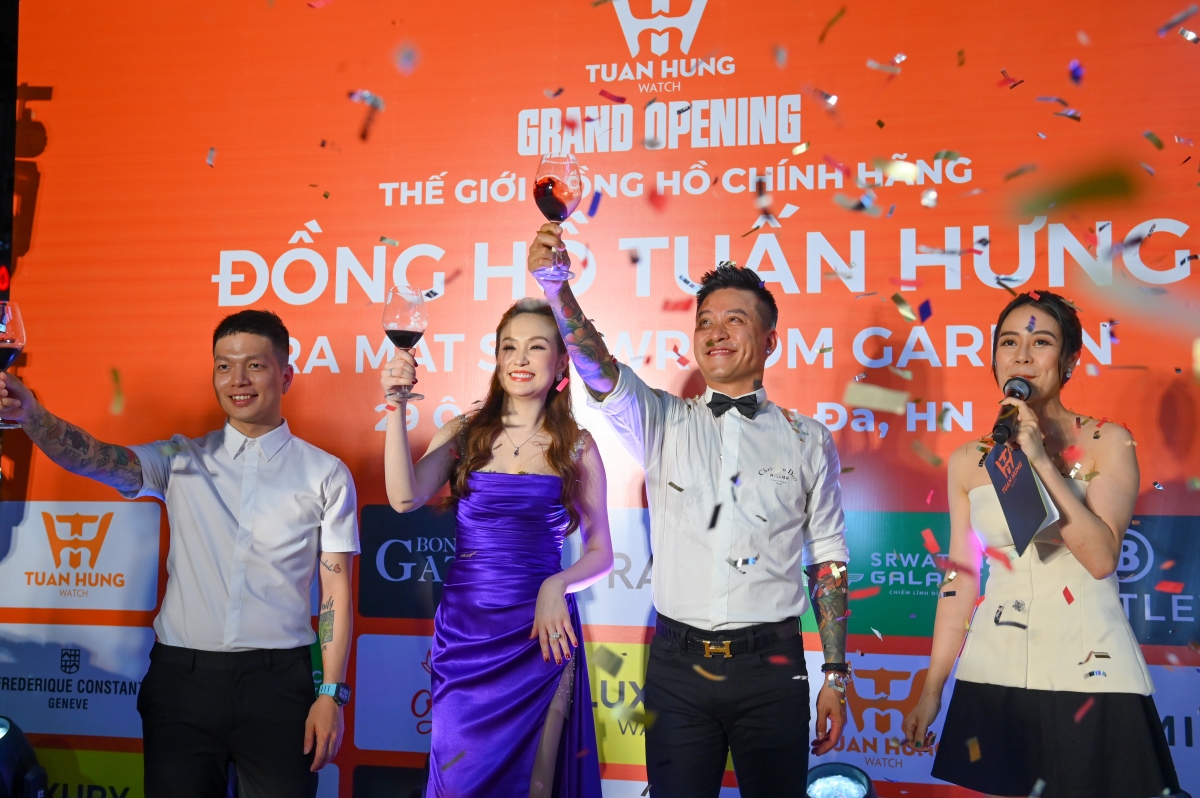 vo kem 12 tuoi xinh dep sanh buoc ben tuan hung hinh anh 2