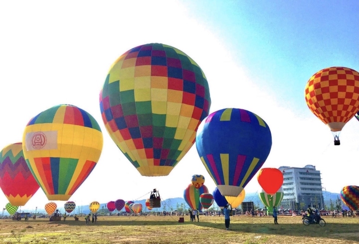 colourful hot-air balloons fly high in the central highlands picture 2