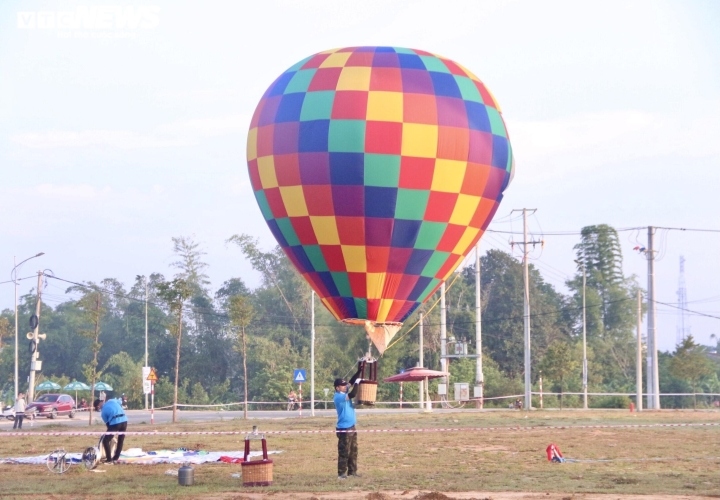 colourful hot-air balloons fly high in the central highlands picture 3 colourful hot-air balloons fly high in the central highlands picture 3