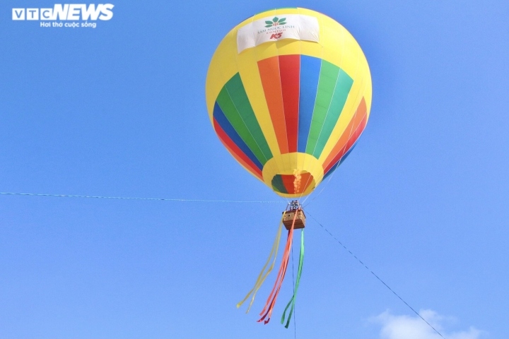 colourful hot-air balloons fly high in the central highlands picture 5