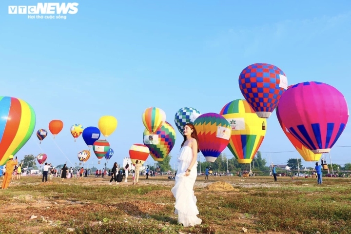 colourful hot-air balloons fly high in the central highlands picture 7
