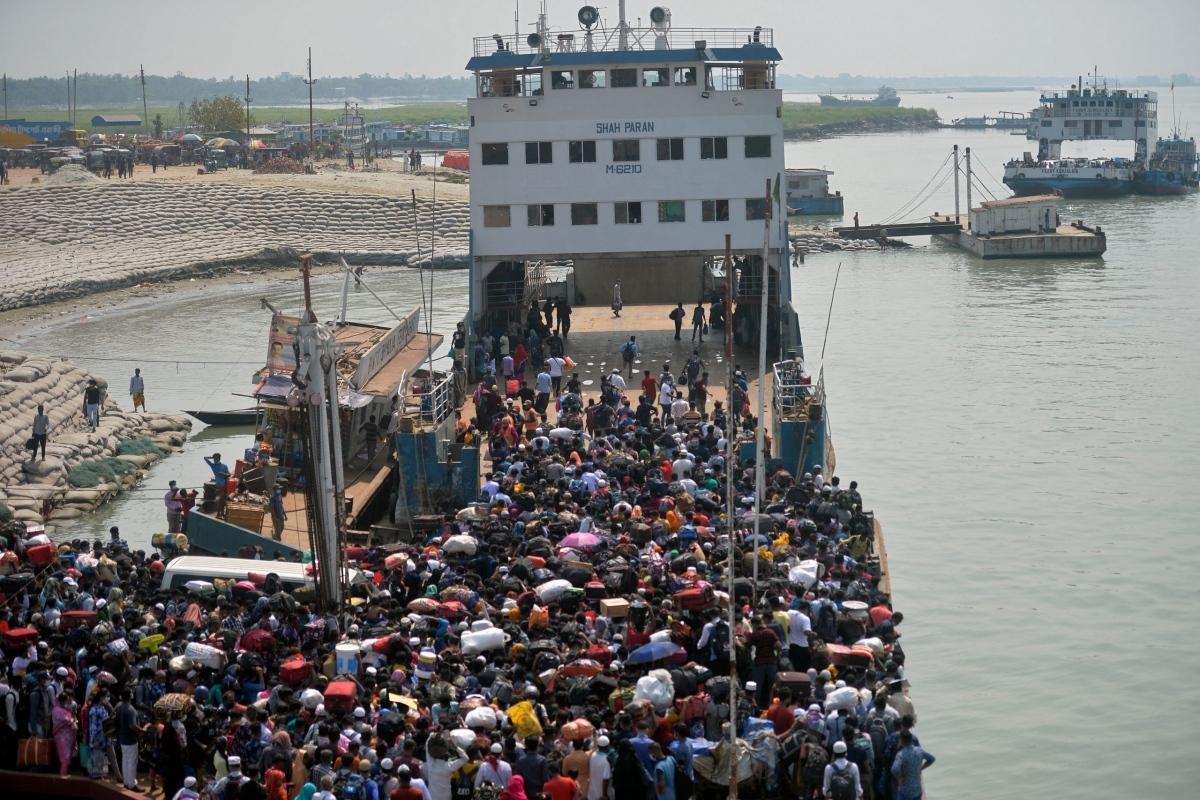 giao thong hon loan khi nguoi dan bangladesh lu luot ve que du le eid-al-fitr hinh anh 1