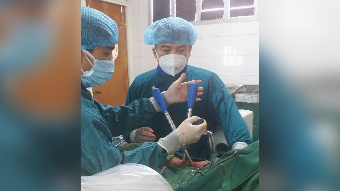 Các y, bác sỹ Bệnh viện Đa khoa tỉnh Điện Biên tiến hành phẫu thuật cho bệnh nhân.