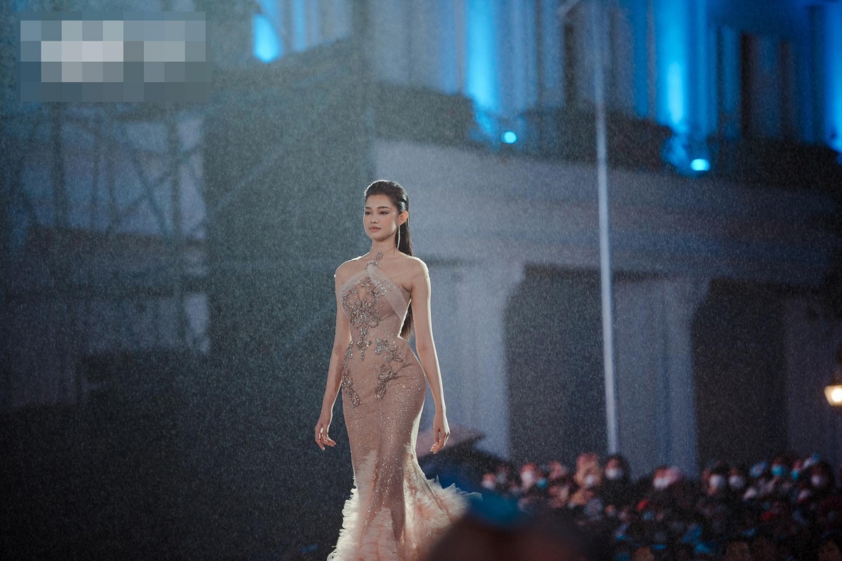 miss world vietnam contestants strut down the catwalk in the rain picture 1