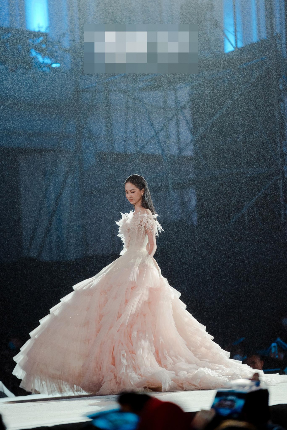 miss world vietnam contestants strut down the catwalk in the rain picture 2