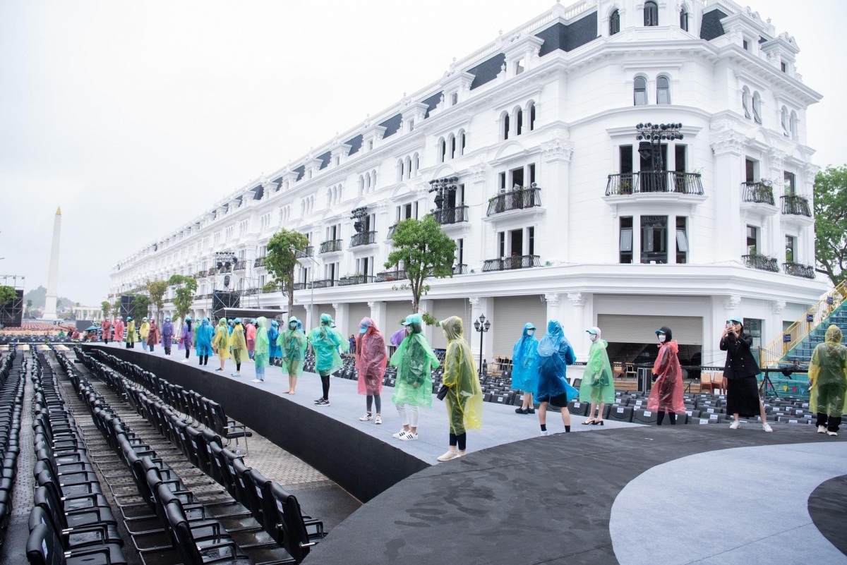 miss world vietnam contestants strut down the catwalk in the rain picture 7