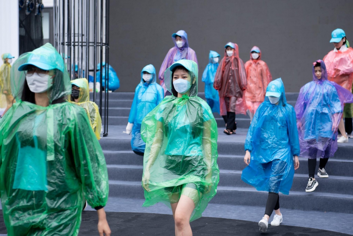 miss world vietnam contestants strut down the catwalk in the rain picture 8