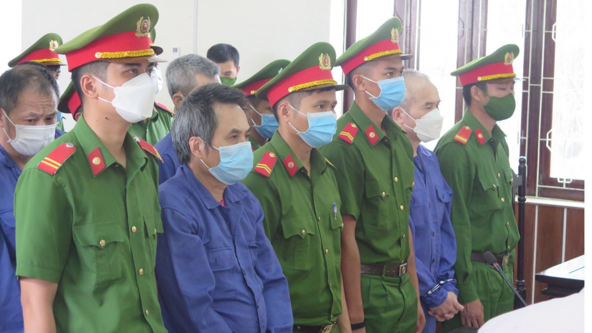 Các bị cáo nghe Hội đồng xét xử Tòa án Nhân dân tỉnh Kon Tum tuyên án.