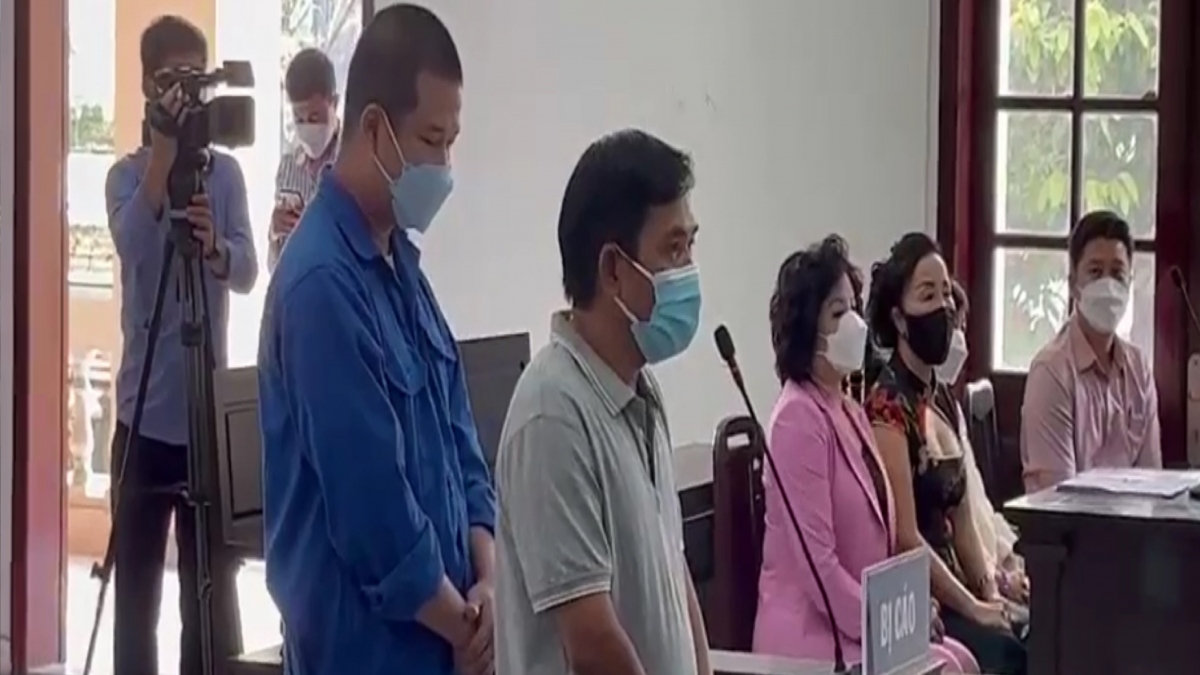 Bị cáo Phạm Văn Cung và bị cáo Nguyễn Tuấn Sĩ tại tòa