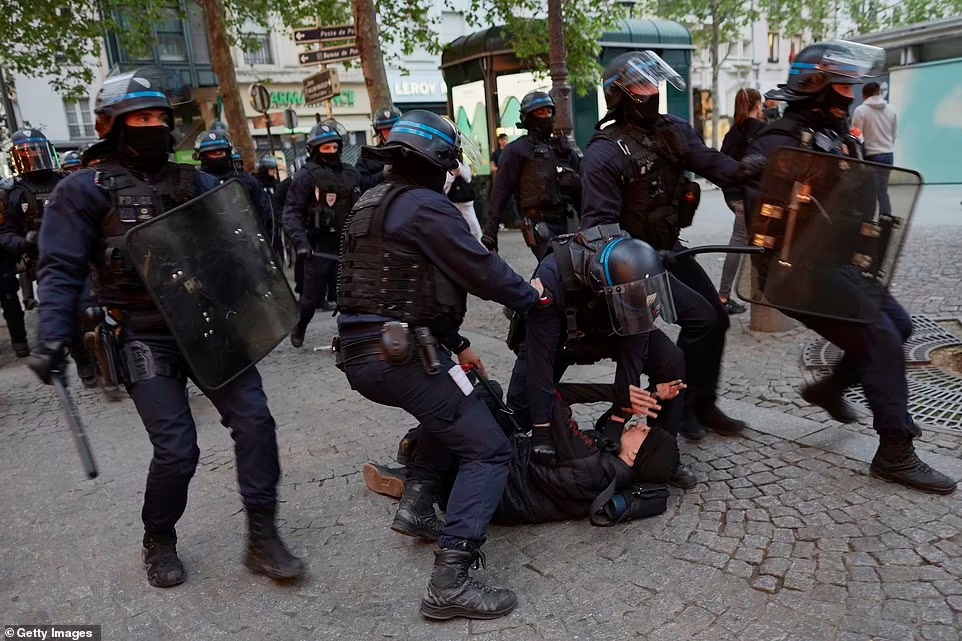 Biểu tình bạo động tại Paris sau khi bà Le Pen bị ông Macron đánh bại trong bầu cử Pháp