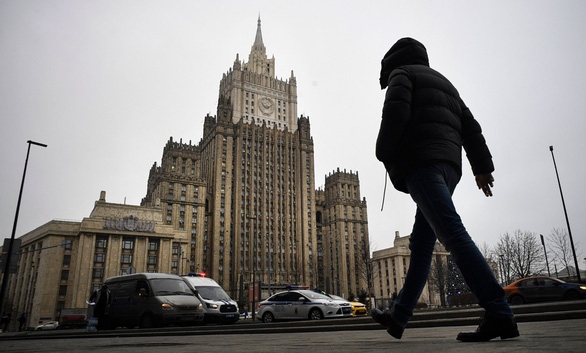 Bên ngoài trụ sở Bộ Ngoại giao Nga ở Moscow. Ảnh: AFP