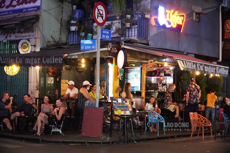 hcm city s famous backpacker street bustling once again picture 3 hcm city s famous backpacker street bustling once again picture 3
