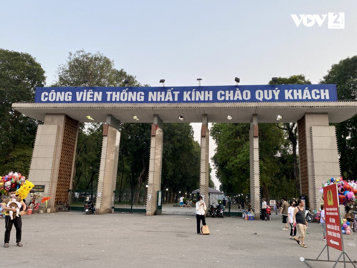 cong vien thong nhat ha noi xuong cap tram trong hinh anh 1