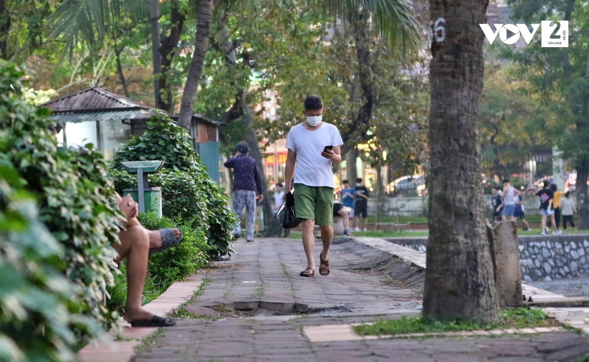 cong vien thong nhat ha noi xuong cap tram trong hinh anh 4