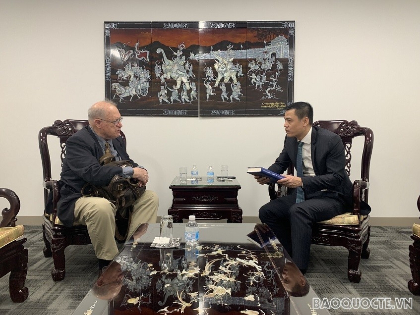 Ambassador Dang Hoang Giang discussed with Mr. John McAuliff.  (Source: Vietnamese Delegation to the UN)