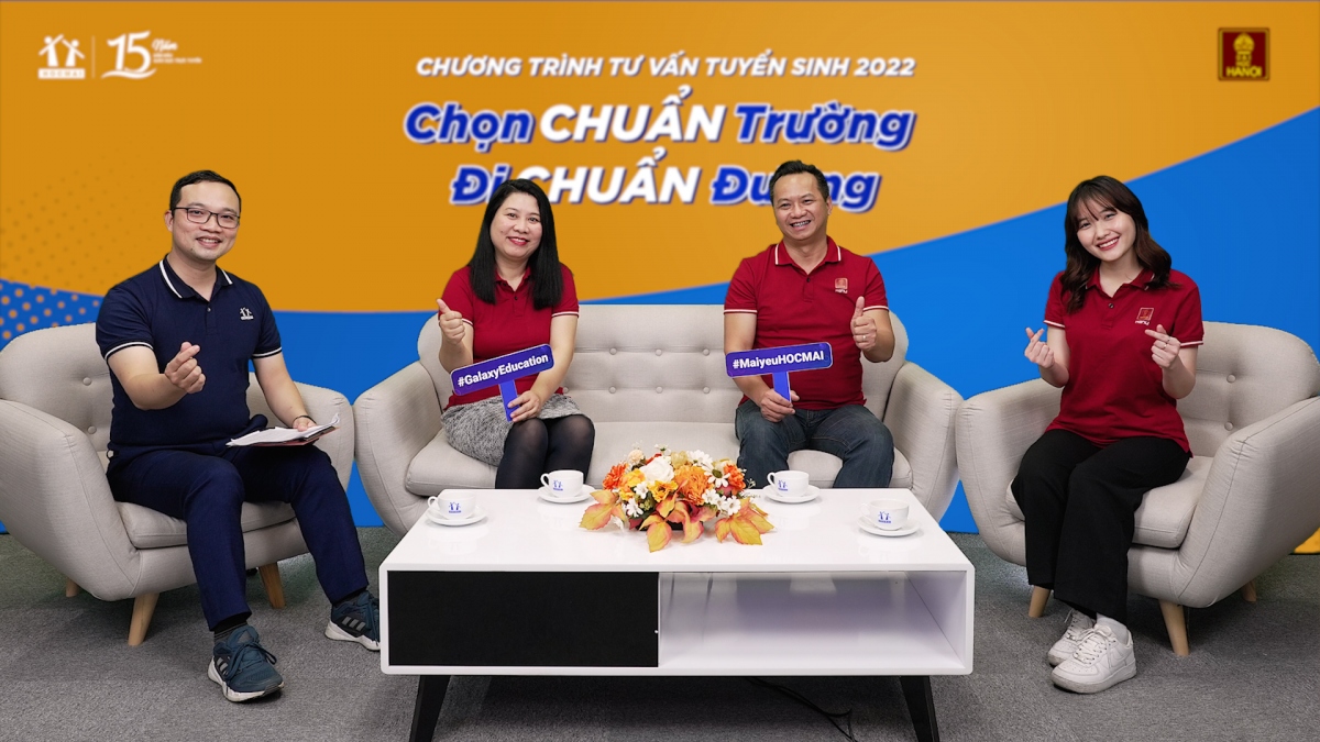 Các chuyên gia tư vấn tuyển sinh tại chương trình. 