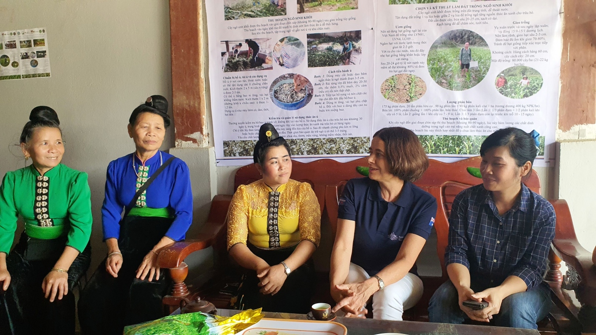 Đại sứ Robyn Mudie trò chuyện với chị em là người dân tộc thiểu số đã tích cực tham gia và hưởng lợi từ dự án hỗ trợ của chính phủ Australia thông qua ACIAR