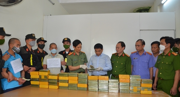 Bí thư Tỉnh uỷ Điện Biên Nguyễn Văn Thắng (áo xanh nhạt - đứng giữa) kiểm tra số tang vật và động viên chúc mừng Ban chuyên án