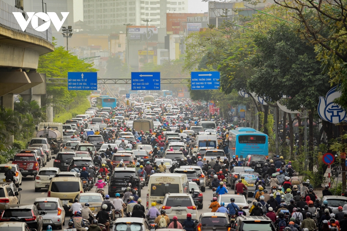 Một số ý kiến còn cho rằng, mật độ giao thông Hà Nội hiện nay đã tăng cao như chưa hề có dịch và “chỉ còn một điểm tắc đó là tắc toàn thành phố”.