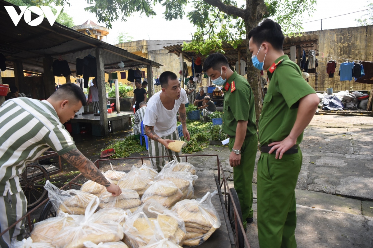 bua com dac biet ngay 30 4 cua cac pham nhan trai giam vinh quang hinh anh 7