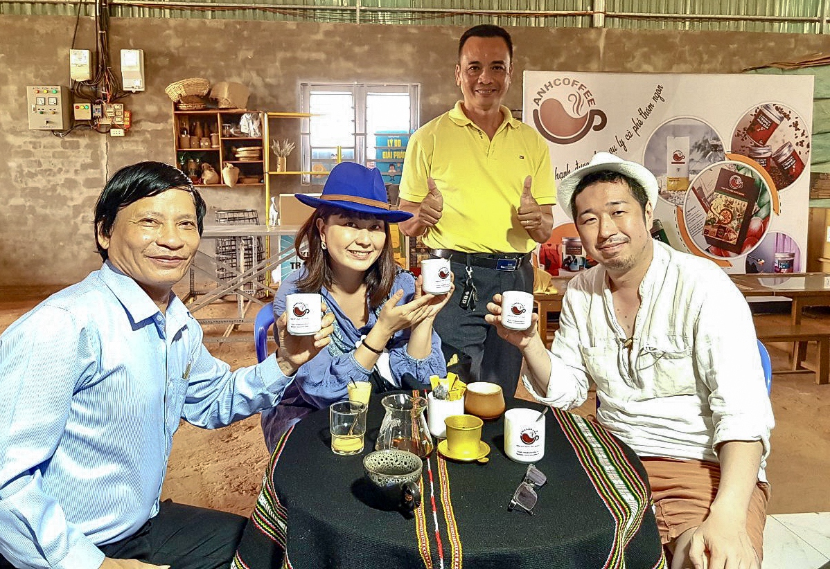 Du khách Nhật Bản thưởng thức cà phê Buôn Ma Thuột, Đắk Lắk. Nguồn: Phạm Hoài Nguyên Anh