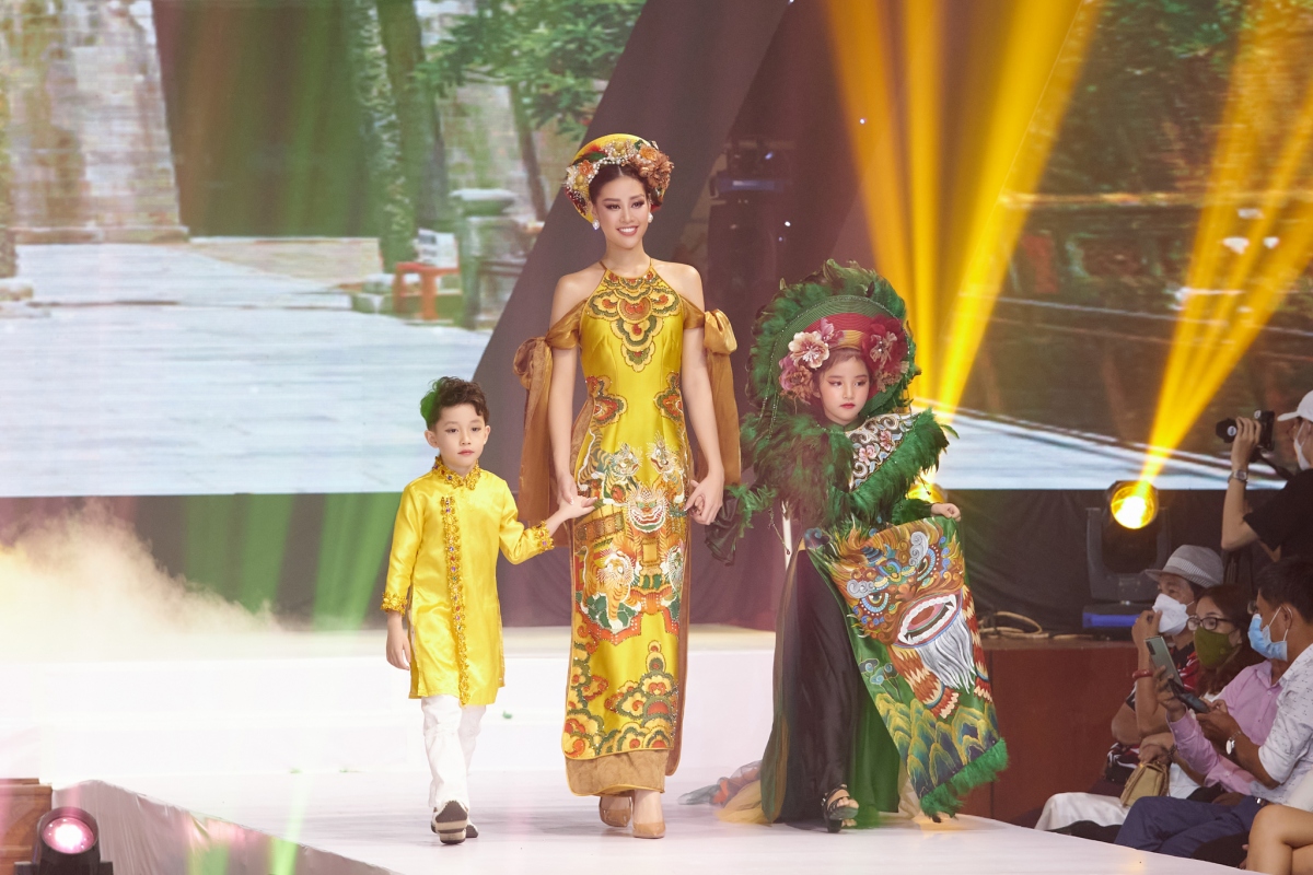 Sự hồn nhiên, dễ thương của hai mẫu nhí và những bước đi uyển chuyển, nhẹ nhàng của Hoa hậu Khánh Vân tạo nên màn trình diễn thú vị trên sân khấu.