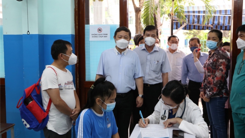 hơn 10.000 trẻ lớp 6 ở tp.hcm đã tiêm vaccine phòng covid-19 hình ảnh 2 hon 10.000 tre lop 6 o tp.hcm da tiem vaccine phong covid-19 hinh anh 2
