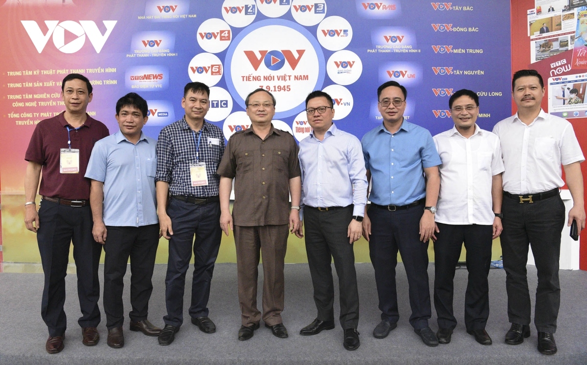 Ông Lê Quốc Minh, Ủy viên Ban Chấp hành Trung ương Đảng, Phó Trưởng ban Tuyên giáo Trung ương, Chủ tịch Hội Nhà báo Việt Nam, Tổng Biên tập Báo Nhân Dân chụp ảnh lưu niệm cùng với lãnh đạo VOV và lãnh đạo các đơn vị của VOV.
 