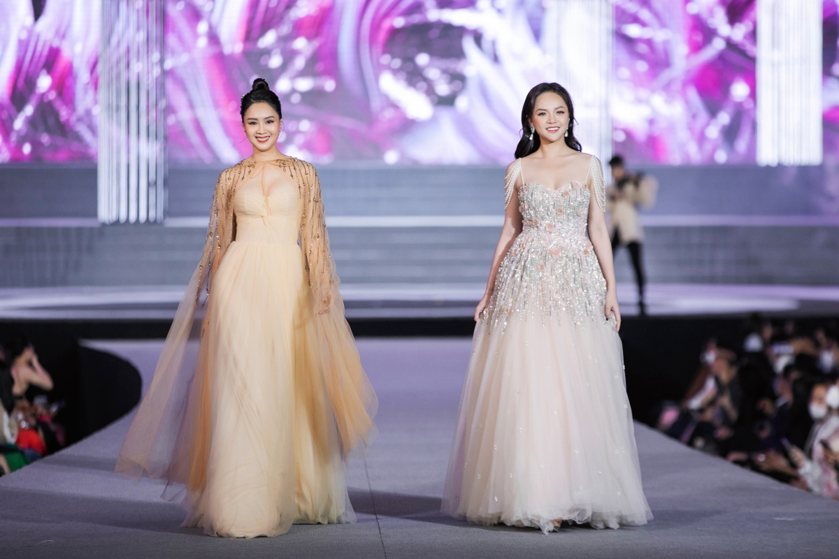 thuy tien goi cam het nac, Do my linh tha bo cau tren san runway hinh anh 7