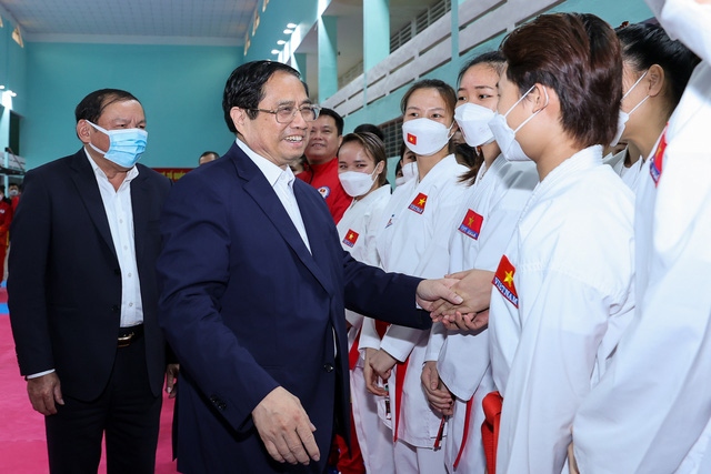 Prime Minister Pham Minh Chinh meets with athletes at the National Sports Training Centre in Hanoi on April 18. (Photo: VGP)