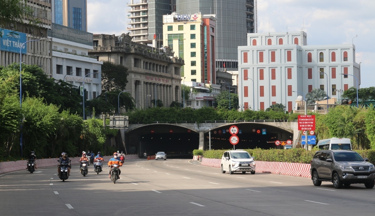 TP.HCM cấm xe máy lưu thông qua hầm Thủ Thiêm trong giờ bắn pháo hoa 30/4