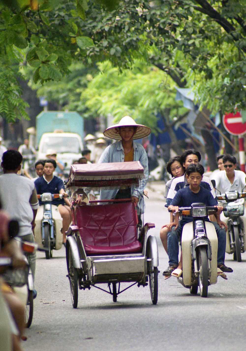 hanoi cyclos through lens of japanese photographer picture 4