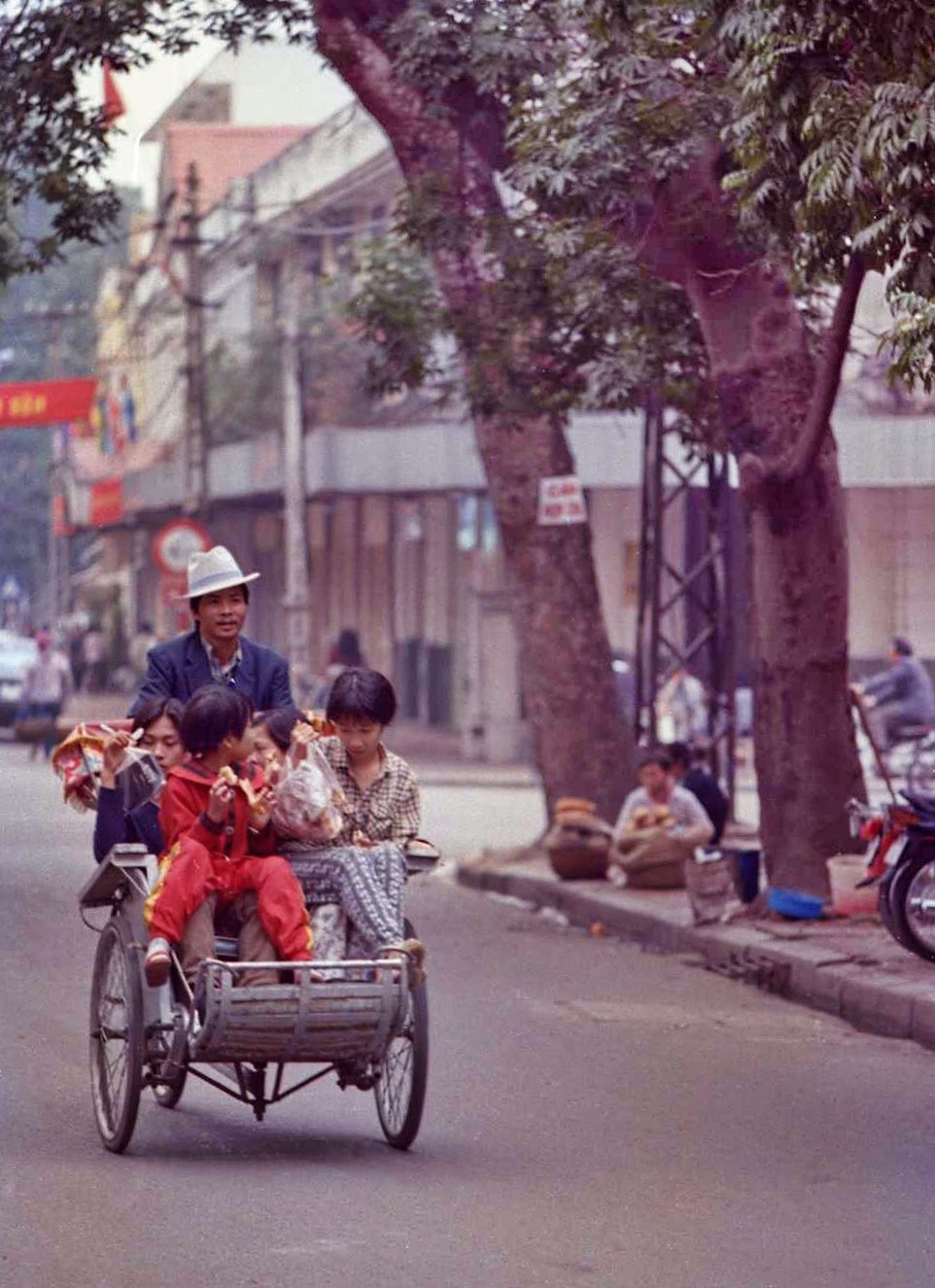 hanoi cyclos through lens of japanese photographer picture 6