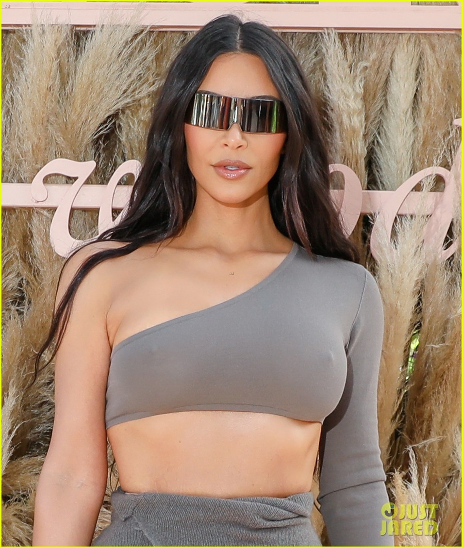 kim kardashian goi cam du su kien le hoi am nhac coachella 2022 hinh anh 3