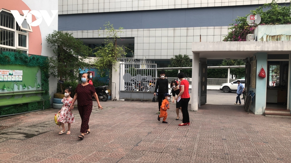 kindergarten students in hanoi eagerly return to school picture 1