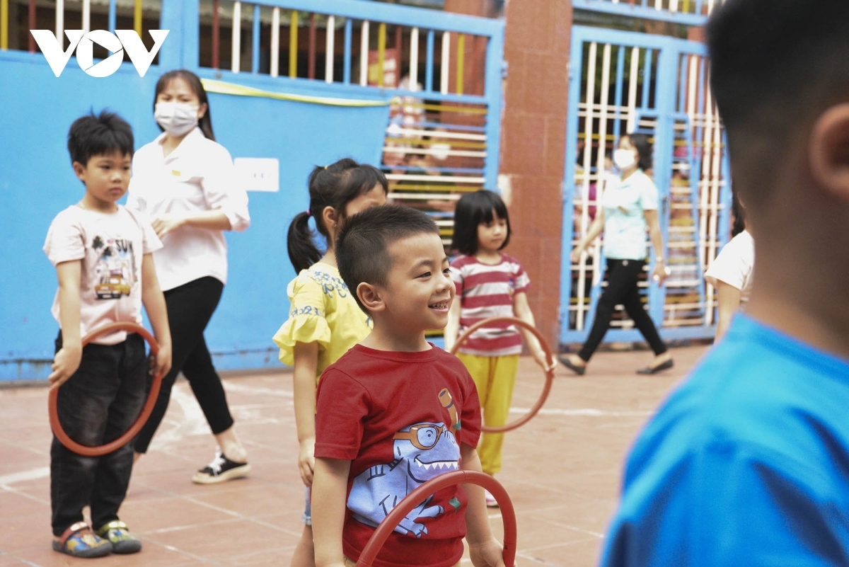 kindergarten students in hanoi eagerly return to school picture 8