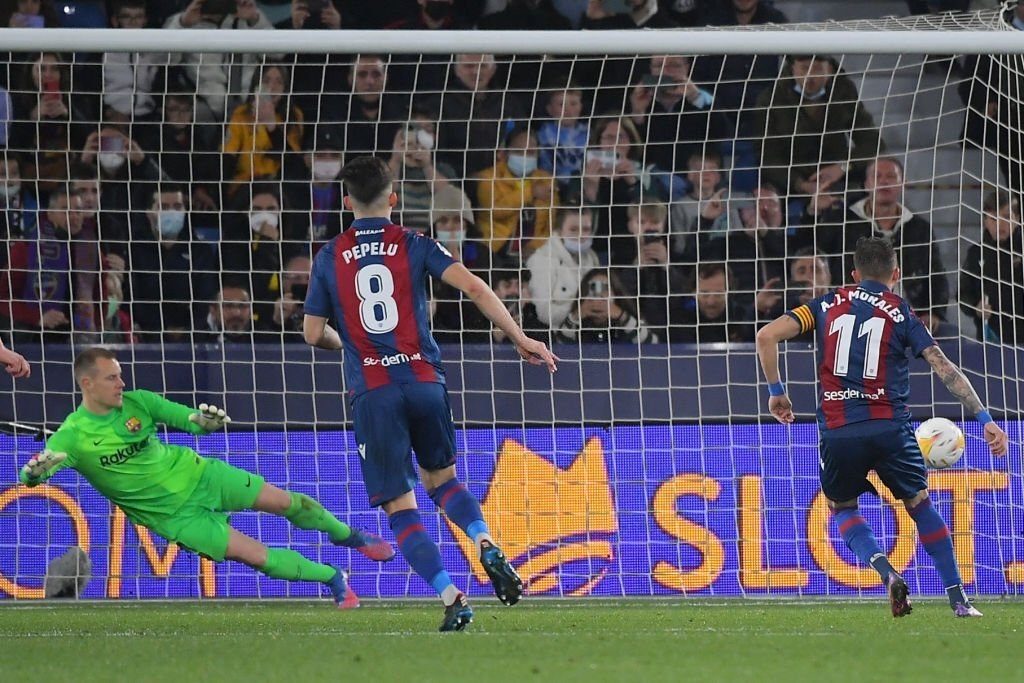 hlv xavi thay nguoi mat tay, barca thang levante du phai chiu 3 qua penalty hinh anh 1
