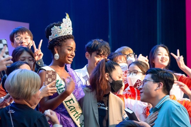 miss earth 2021 destiny wagner meets with vietnamese students picture 3