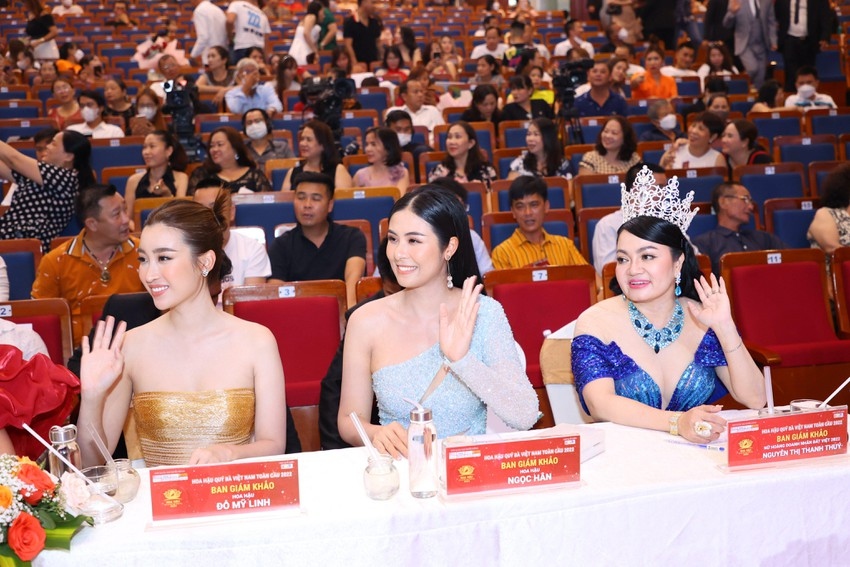 ai loan crowned mrs vietnam global 2022 picture 2