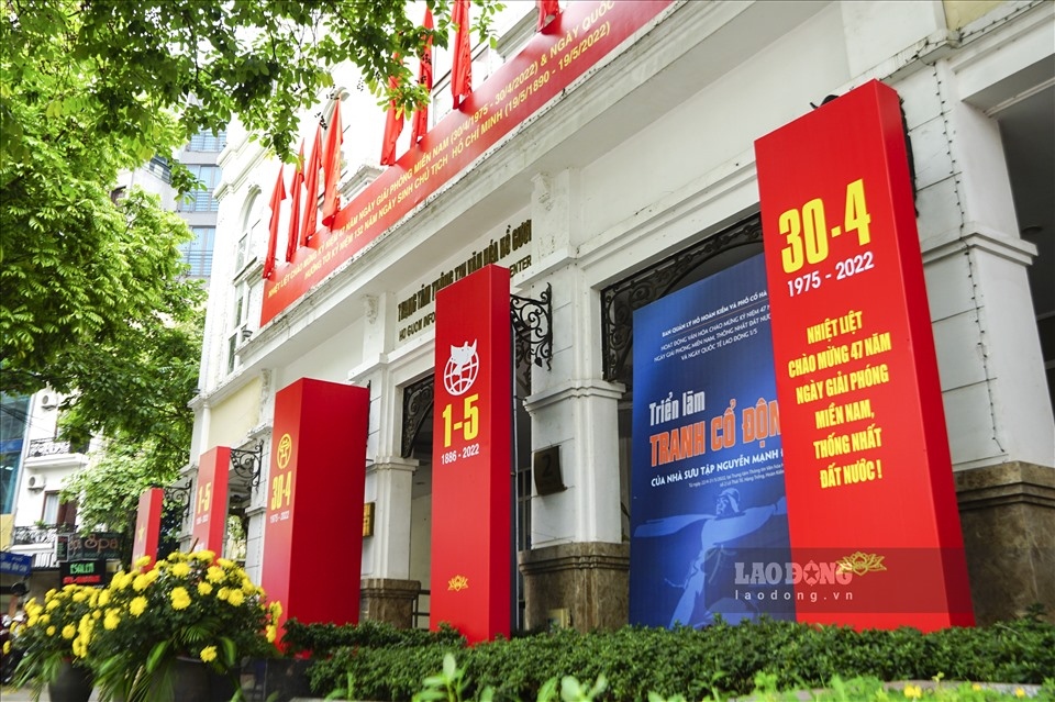 hanoi, hcm city brilliantly decorated with national flags for reunification day picture 12