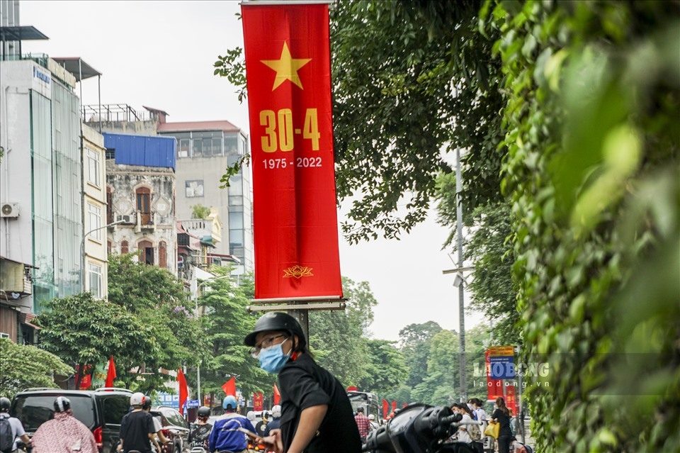 hanoi, hcm city brilliantly decorated with national flags for reunification day picture 15