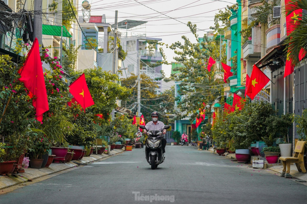 hanoi, hcm city brilliantly decorated with national flags for reunification day picture 9
