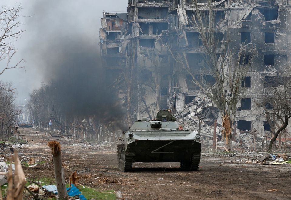 Lực lượng thân Nga trên một xe bọc thép gần một nhà máy của công ty sắt và thép Azovstal ở thành phố Mariupol, Ukraine ngày 12/4. Ảnh: Reuters