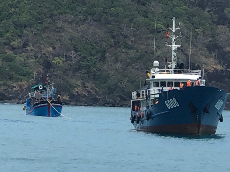 Tàu Cảnh sát biển 6008 kéo tàu cá Ninh Thuận cùng 3 ngư dân vào Côn Đảo an toàn (ảnh: CSB)