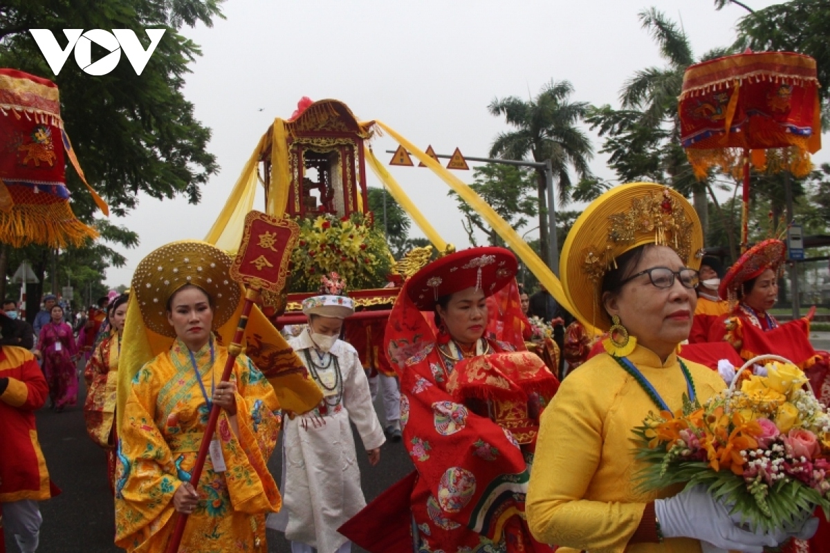 hue nam temple festival excites crowds picture 2