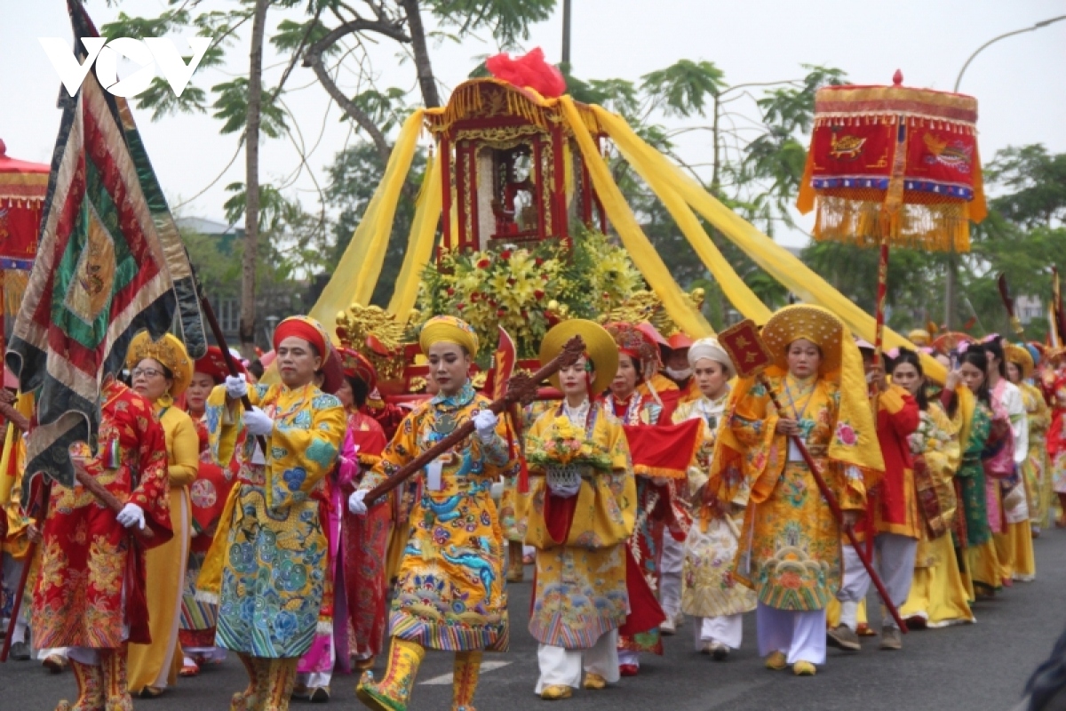 hue nam temple festival excites crowds picture 3