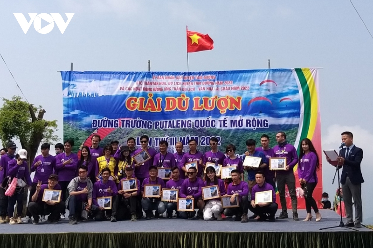100 local, foreign athletes join putaleng paragliding show in lai chau picture 1 100 local, foreign athletes join putaleng paragliding show in lai chau picture 1