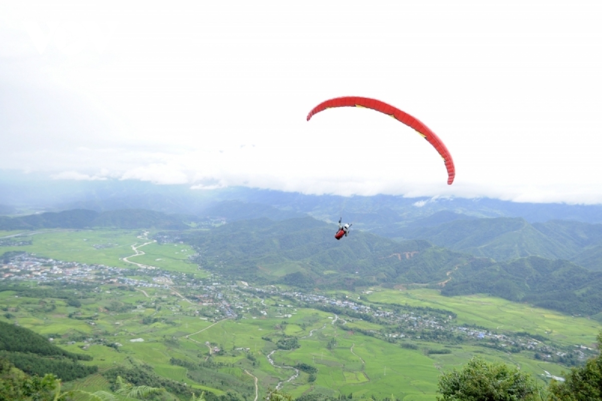 100 local, foreign athletes join putaleng paragliding show in lai chau picture 2 100 local, foreign athletes join putaleng paragliding show in lai chau picture 2