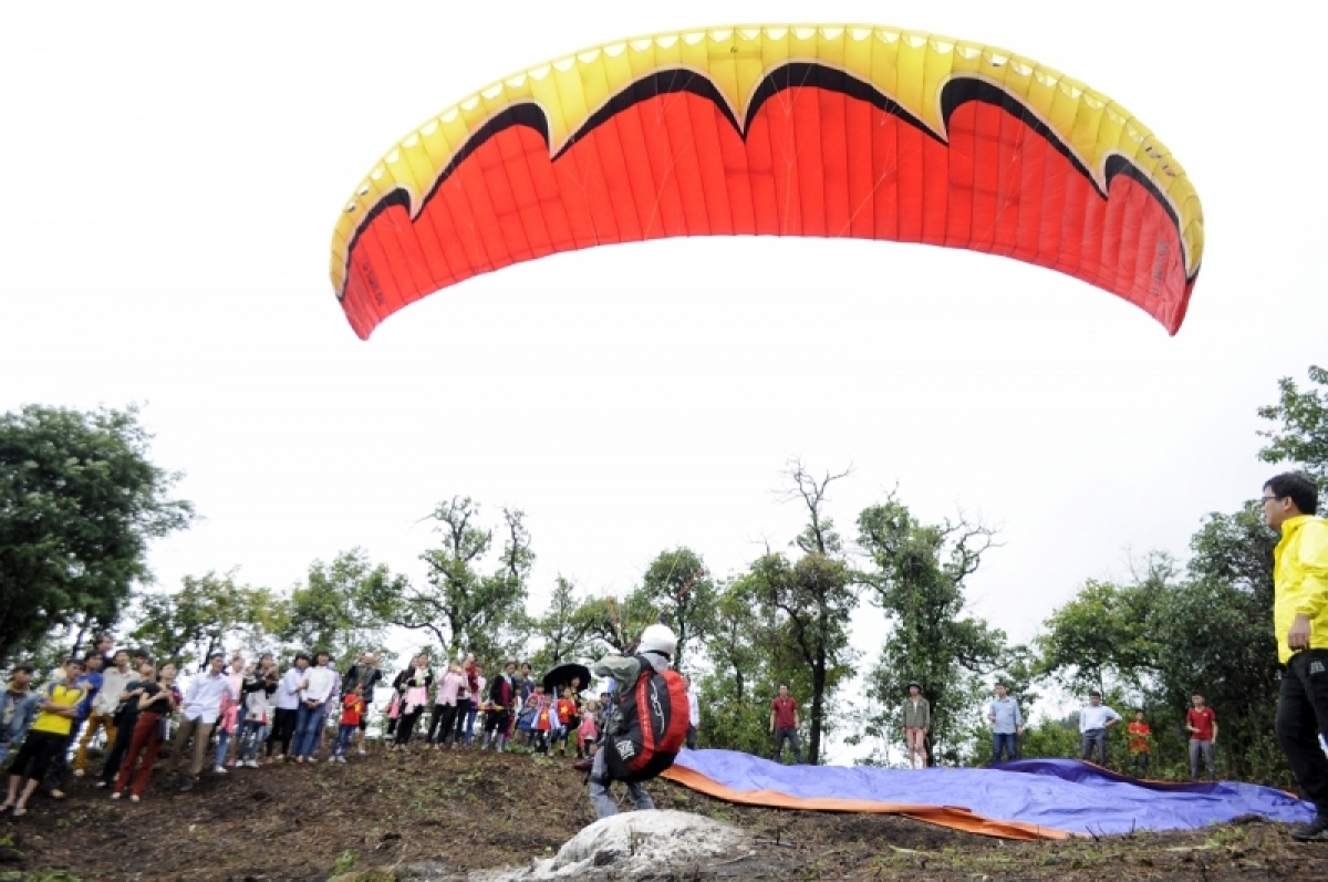 100 local, foreign athletes join putaleng paragliding show in lai chau picture 4 100 local, foreign athletes join putaleng paragliding show in lai chau picture 4