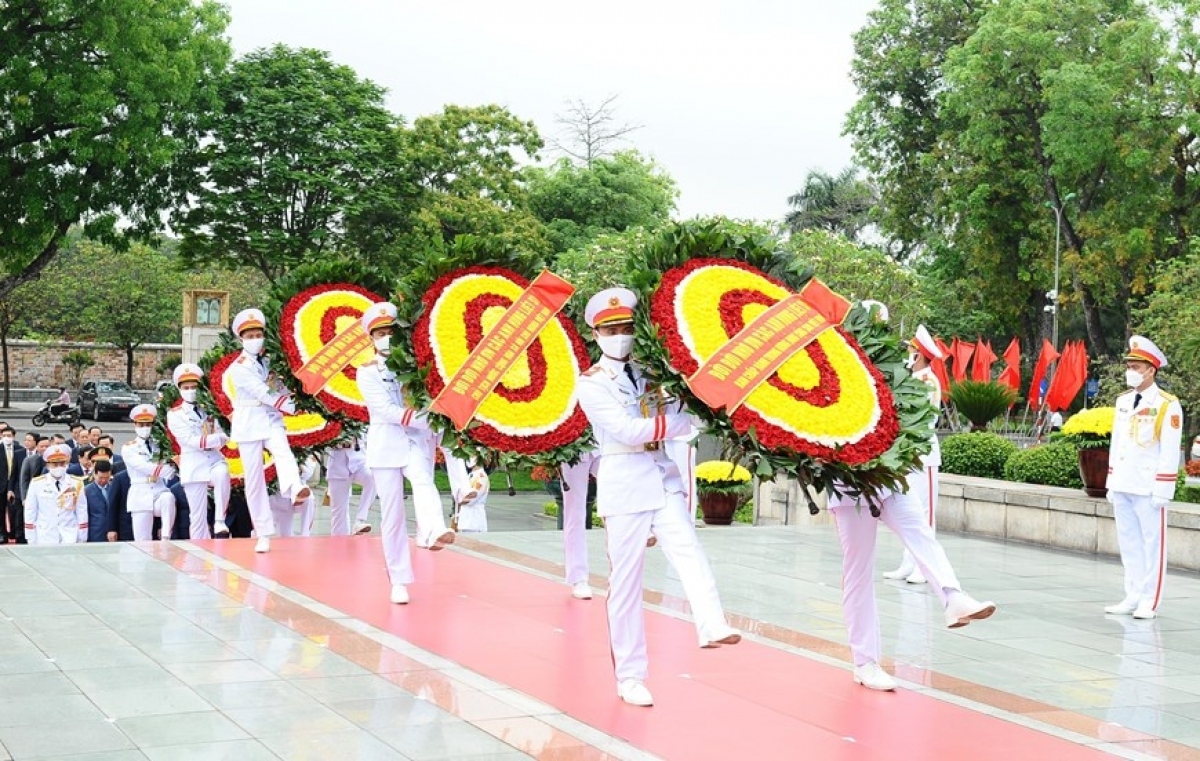party and state leaders pay floral tribute to late president ho chi minh picture 1